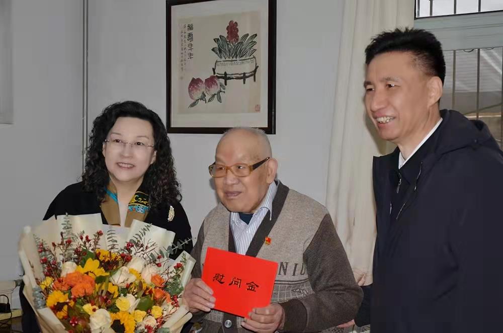 濟(jì)南產(chǎn)發(fā)集團(tuán)黨委副書記、總經(jīng)理黃蓓走訪慰問離休老干部、老黨員
